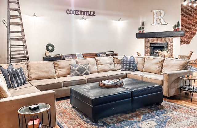 Spacious flat in the heart of downtown. Walk to dine, shop, explore