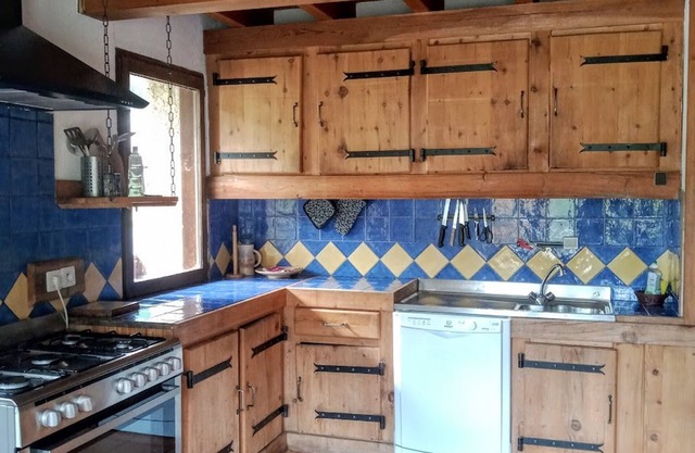 Spacious 6-room chalet with fireplace, BBQ, near slopes, private parking