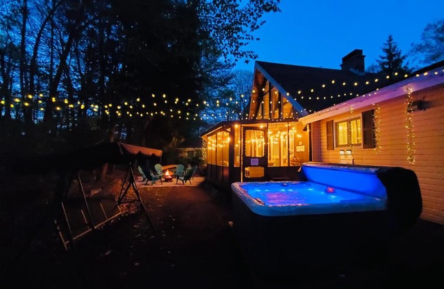 Spacious Gateway, 15 min to Camelback Ski, Hot tub, Game room