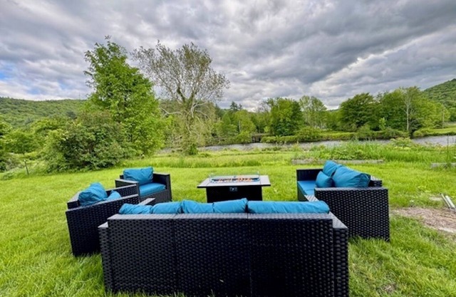 Spacious getaway with private river access minutes from ski area