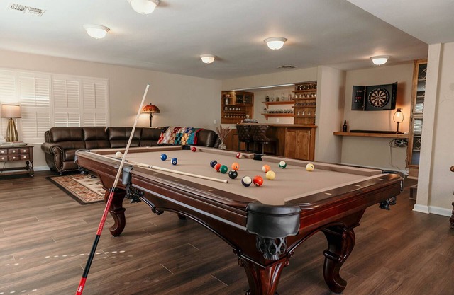 Spacious Home, Refreshing Unheated pool, Near the Kern River, EV charger