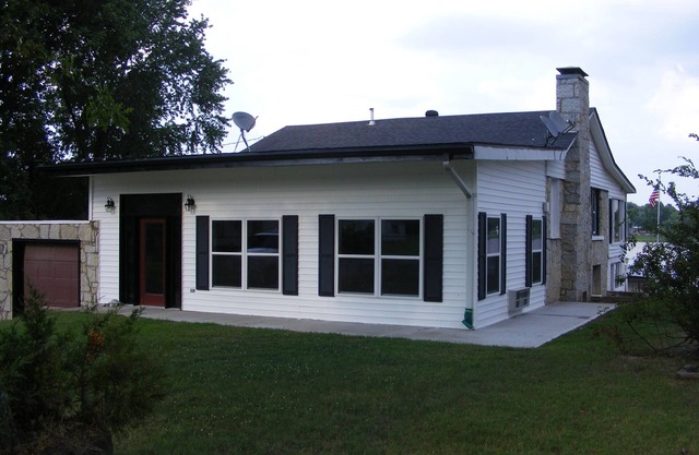 Spacious Lakefront w/private dock between Grove and Monkey Island!