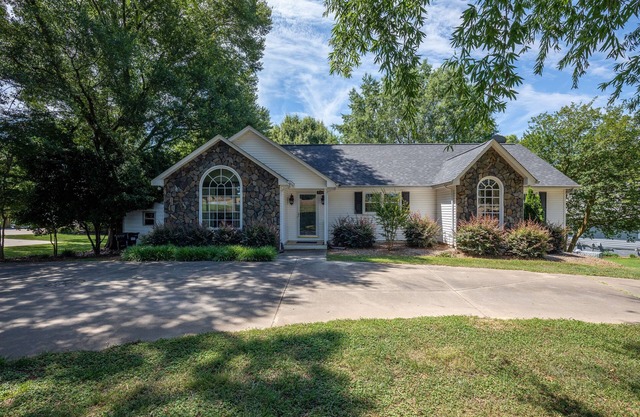 Spacious Lakehouse, Arcade Games, Huge Flat Yard, Premium Linens Included!