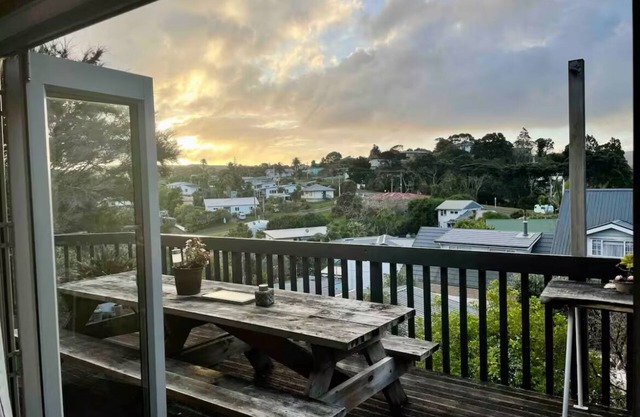 Spacious large sun drenched house, with Sea & bush views, 20 mins walk to town.