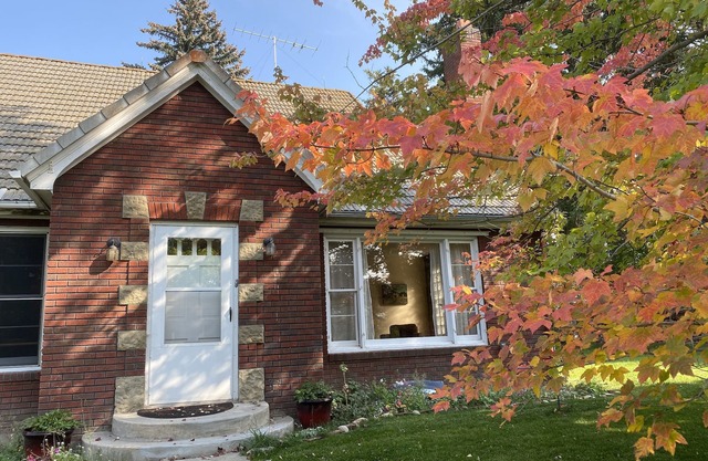 Spacious Mid Century house, perfect for families and close to city center.