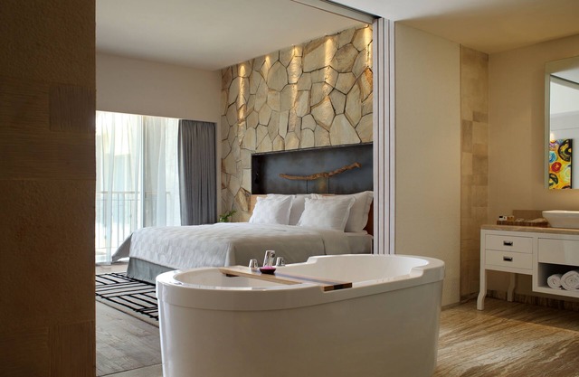 Spacious Modern Suite with Free Minibar Items (T Sand Suite19)