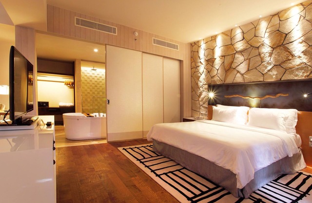Spacious Modern Suite with Free Minibar Items (T Sand Suite25)