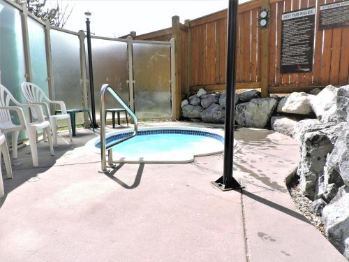 Spacious Mountain 2 Bedroom with Hot tub managed by Little Sister Getaways