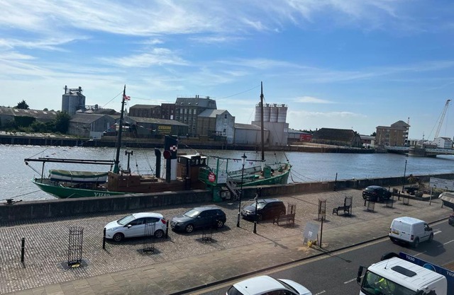Spacious One Bedroom Flat with River View, 1E