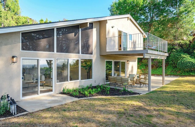 Spacious Retreat with Scenic Mountain Views