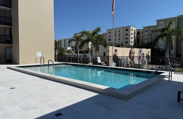 Spacious room for Perfect Weekend Escape! Steps away from Hollywood Boardwalk