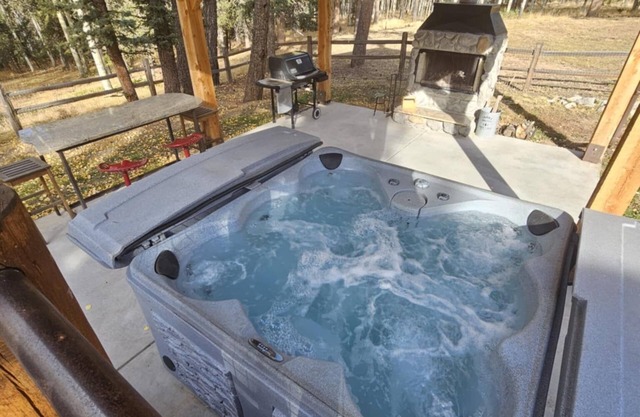Spacious, secluded, 5-bedroom house. 🫧 Hot tub 🏋️Fitness room 🐶 Pet friendly
