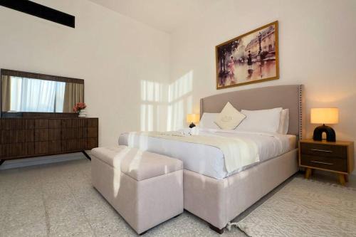 Spacious Serenity 5BR Luxury Living Elegant Al Danah Retreat Near Corniche
