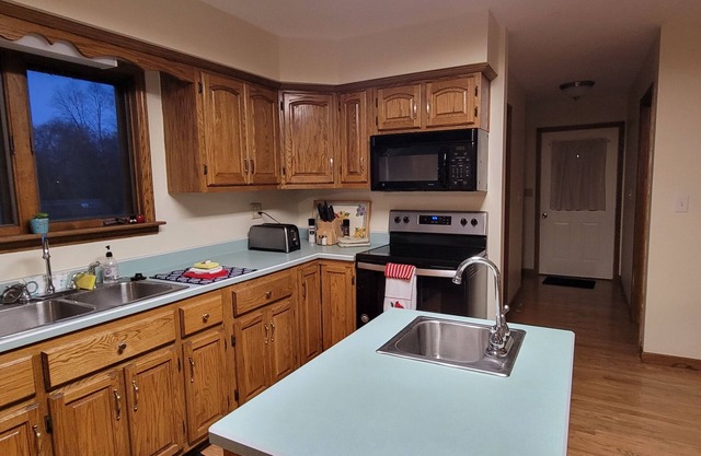 Spacious Small Town Peaceful Retreat!