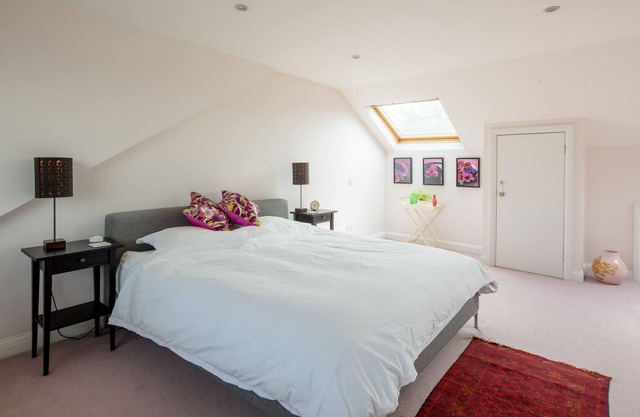 Spacious SuperKing Bedroom with Ensuite Bathroom in Beautiful Victorian House