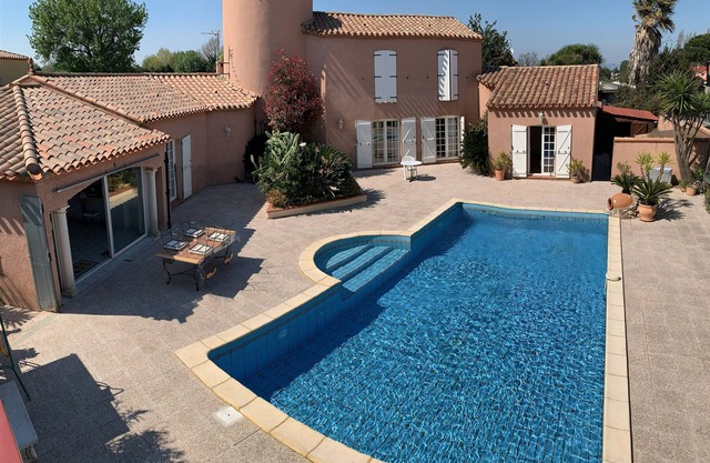 Spacious villa with private pool max 14 people near the beach