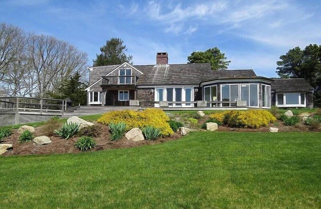 Spacious Waterfront Home on Ryder's Cove! Pet Friendly too!