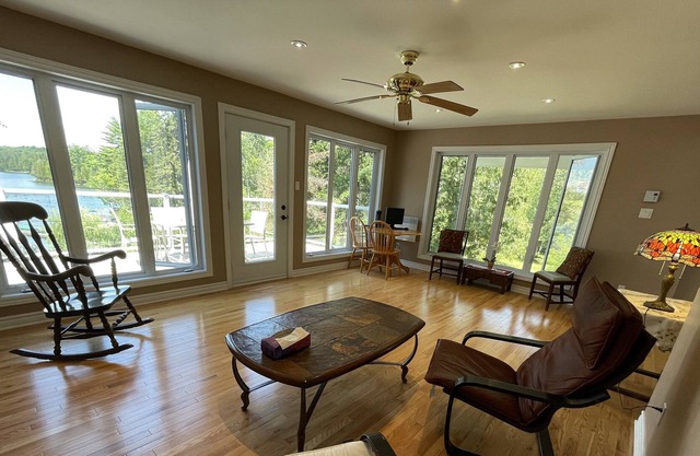 Spectacles lake view cottage with outdoor Hot Tub, close to ski hills