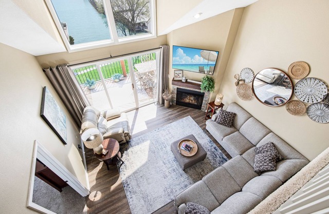 Spectacular Lake and Wildlife Views!