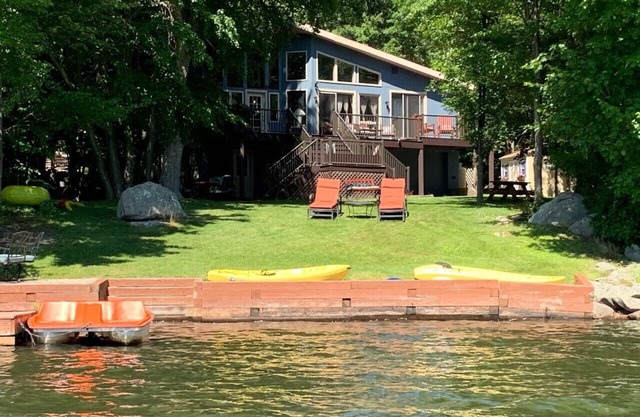 SPECTACULAR LAKEFRONT HIDEOUT RESORT-A/C- SWIM+ GOLF-KAYAK-ROWBOAT-BEACH