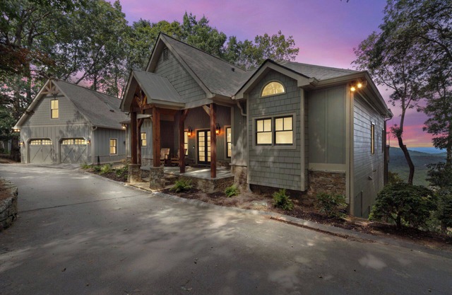 Spectacular Spacious Big Canoe Mountain Retreat with Amazing Views and Hot tub