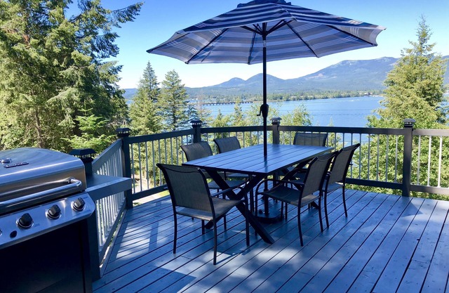 Spectacular Views, Fun Dock, & Dog Friendly!