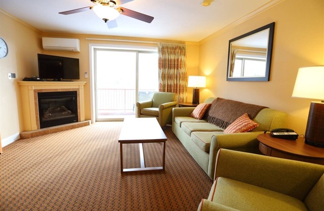 Spend you Vacation in NH White Mountains! Beautiful Pollard Brook Resort Condo!