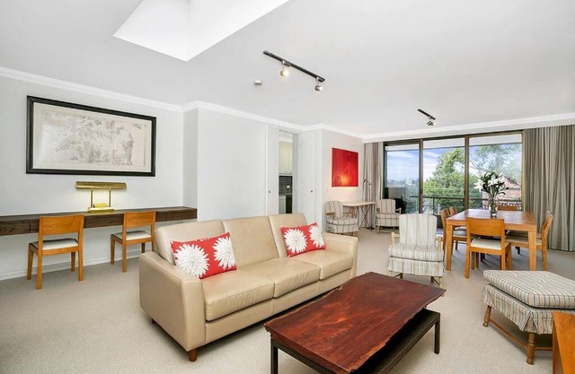 SPF13-Sunny, Spacious, Highly Convenient Apartment