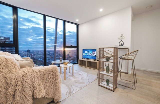 Splendid High 40+ level 2BR CBD Pool Gym Wi-Fi