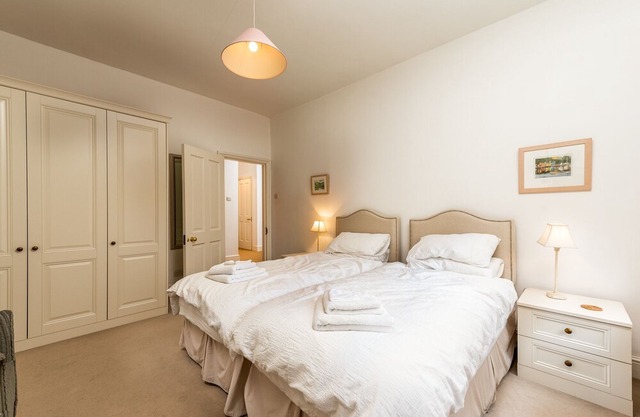 Splendid, light and spacious apartment between Fulham and Kings Rd Chelsea.