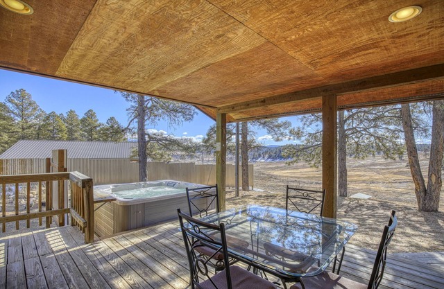 Split Pine Cabin: Hot tub, Stunning Mountain Views, Near Downtown!