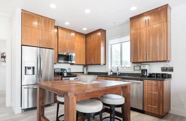 Spotless Modern Steps from the Best Shops and Restaurants.