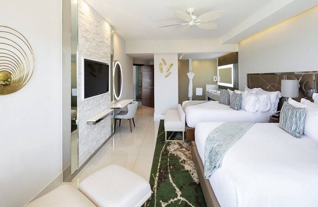 Spring Break Garza Blanca Cabo! 5Diamond Resort, 3 Bed and 3.5 Bath Oceanfront