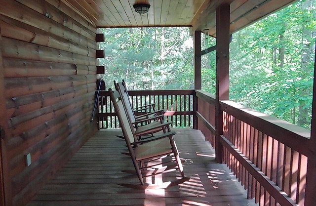 SPRING SALE! LOG CABIN IN THE WOODS! BOOK NOW AND SAVE ON WEEKEND GETAWAY!