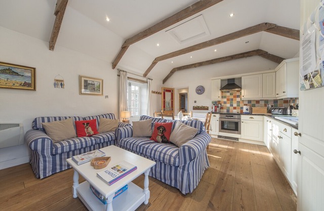 STABLE COTTAGE - Near Padstow, great restaurants, pet friendly, beaches, patio
