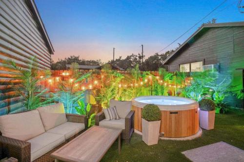 Starlight Horizon Cabin R - Hot Tub & Retreat Pet-Friendly Texas Hill Country Cabin Near Canyon Lake - Pool, Stargazing, Private Backyard - Sleeps 4