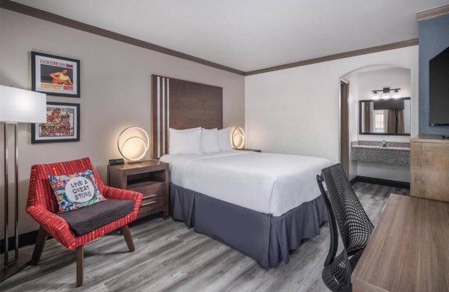 Stay in Updated Elegance w/a Stylish Queen Room Near Local Hotspots