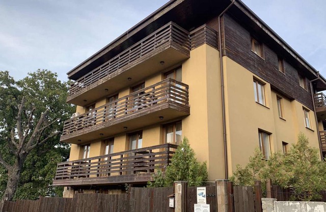 StayInn Banderitsa Apartment in Bansko with queen size bed and kitchen