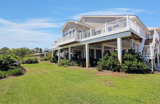 Steps From The Beach, Great Deck Space, Open Floorplan ~ Sweet Home Apalachee