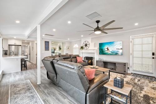 Steps to Beach, 2BR Dog Friendly Home with Fire Pit