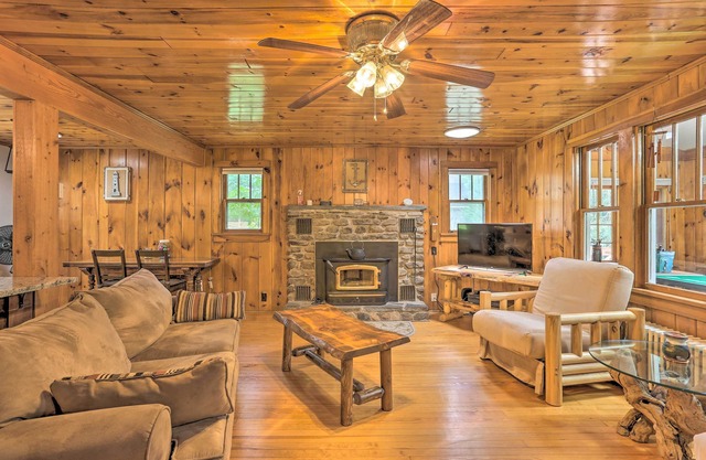 Steps to Lake: Tafton Cottage w/Fire Pit & Grill