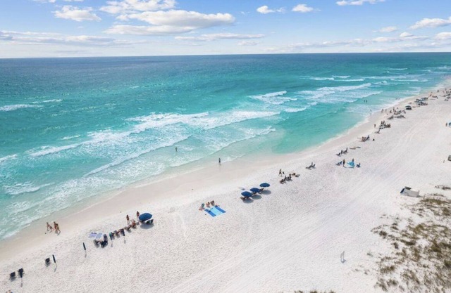 Steps to the beach, Pool, Quiet, Family friendly, Walk to the restaurants