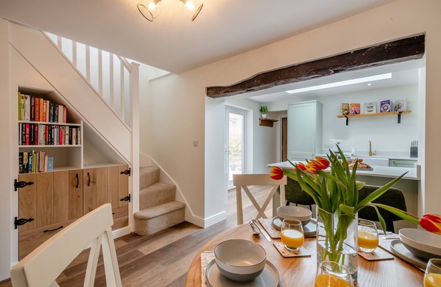 Stone Cottage - Two Bedroom House, Sleeps 4