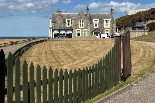 Strathlene House Retreat - 5 bed deluxe Business or Holiday Accommodation
