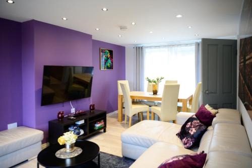 Strelley house 2 , Perfect for business trip & Families holiday or working proffesionals-5 min from M1 J25 , 500MB Wi-Fi , Netflix , Fully equiped kitchen , Asda supermarket 5 min walk , Free Secure parking with CCTV ,available monthly deals