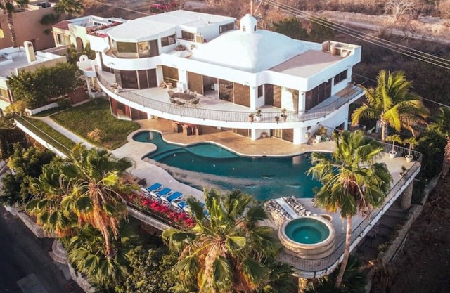 Striking Ocean View with huge Pool - walk to Beach