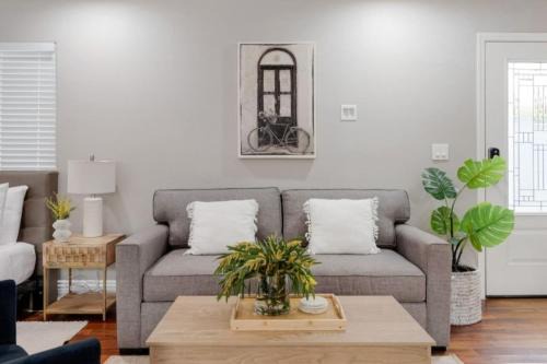Studio 3 Min to Downtown Beaches Freeways Airport