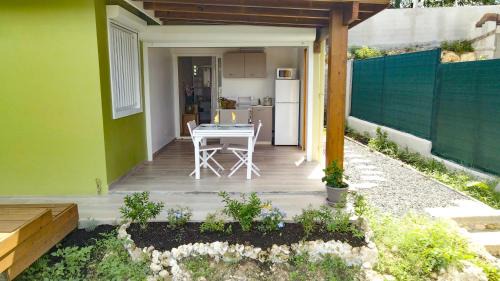 Studio avec piscine, à 3 minutes à pied des plages