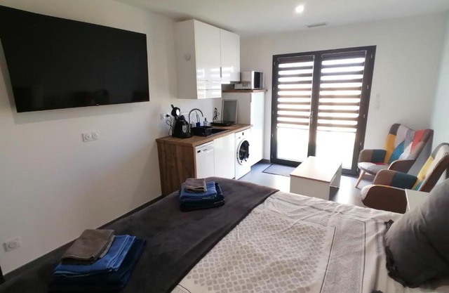 Studio BLEU, Neuf, classé 3 étoiles, Clim, Wifi, Lave-linge, Lit King Size, au calme et à 800m des plages de Valras Plage