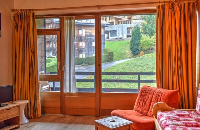 Studio confortable avec balcon proche centre et Pleney - FR-1-524-60